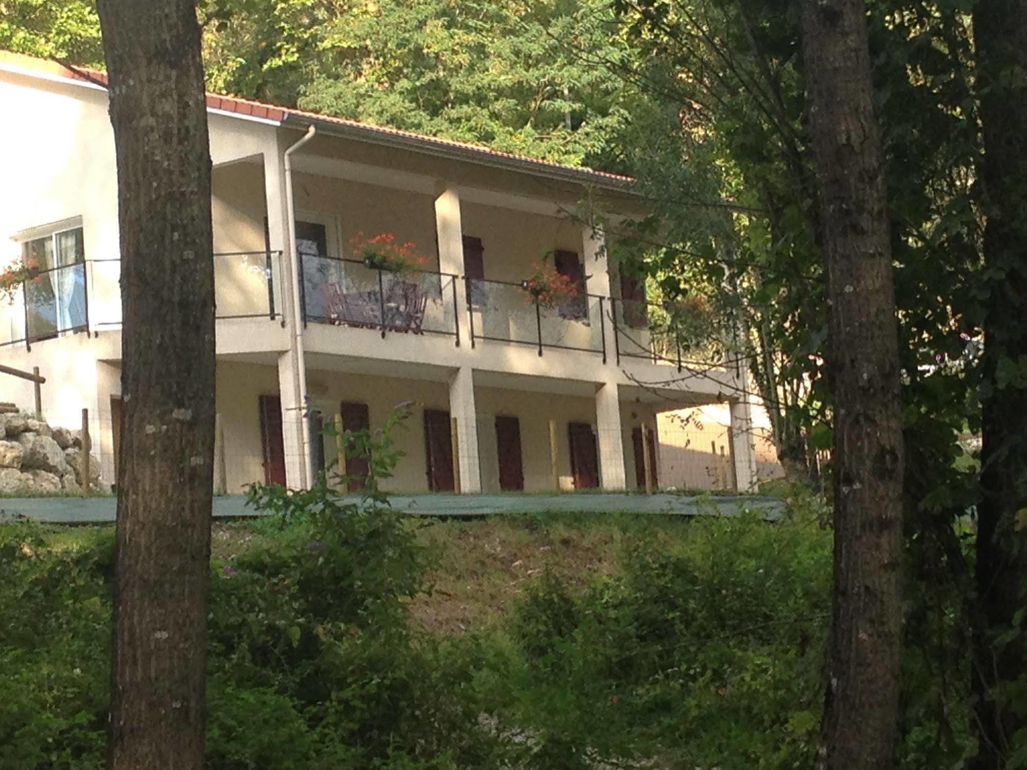 Le Mas De Servant Roulottes Et Chambres D'Hotes Auberives-en-Royans Exterior foto